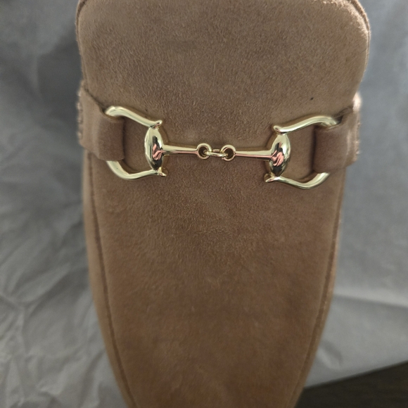 New In Boz Talbots Womens 9M Tan Suede Loafers with Gold Buckle - Picture 4 of 13